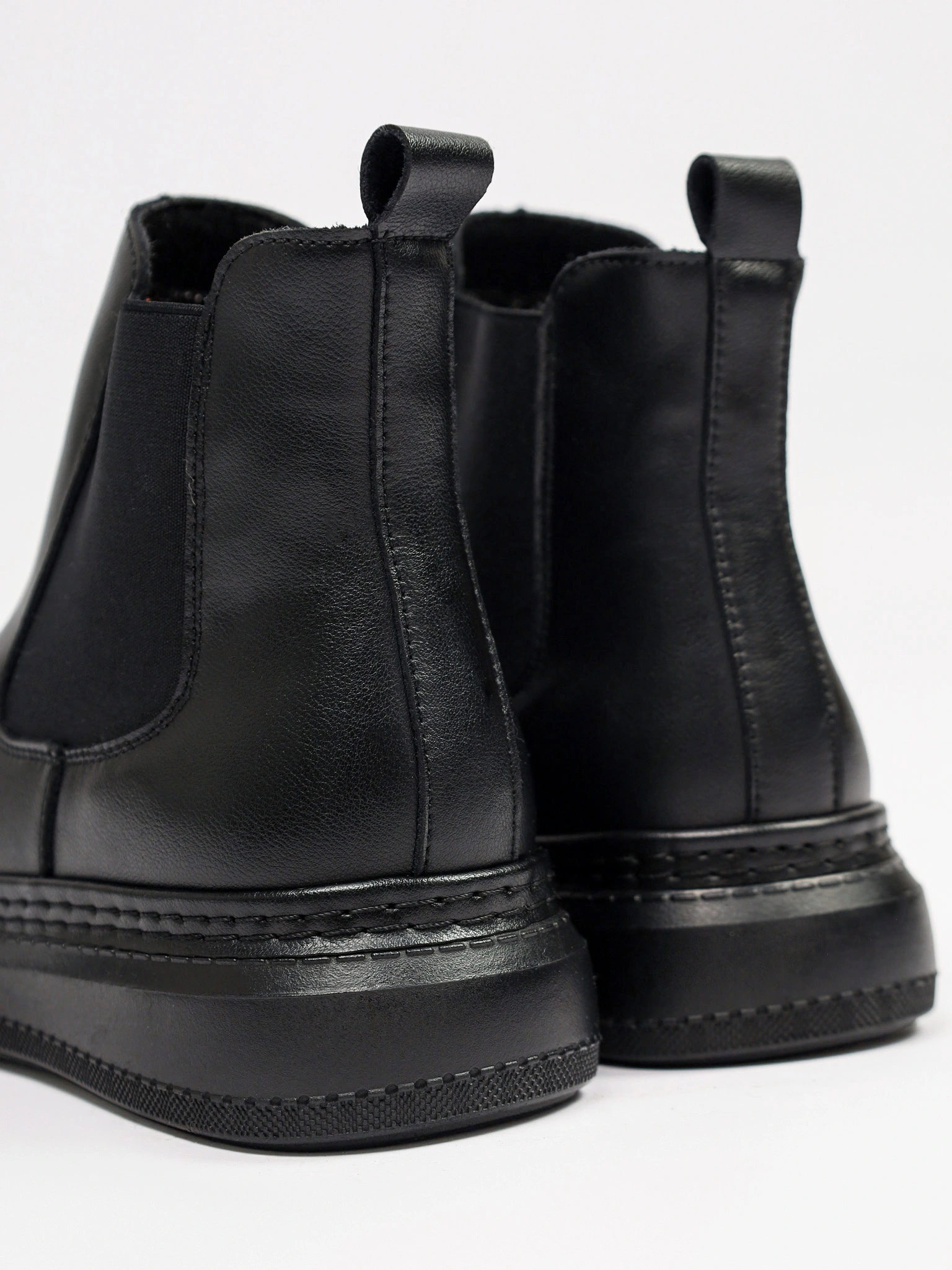 Ботинки-челси черного цвета на низкой подошве